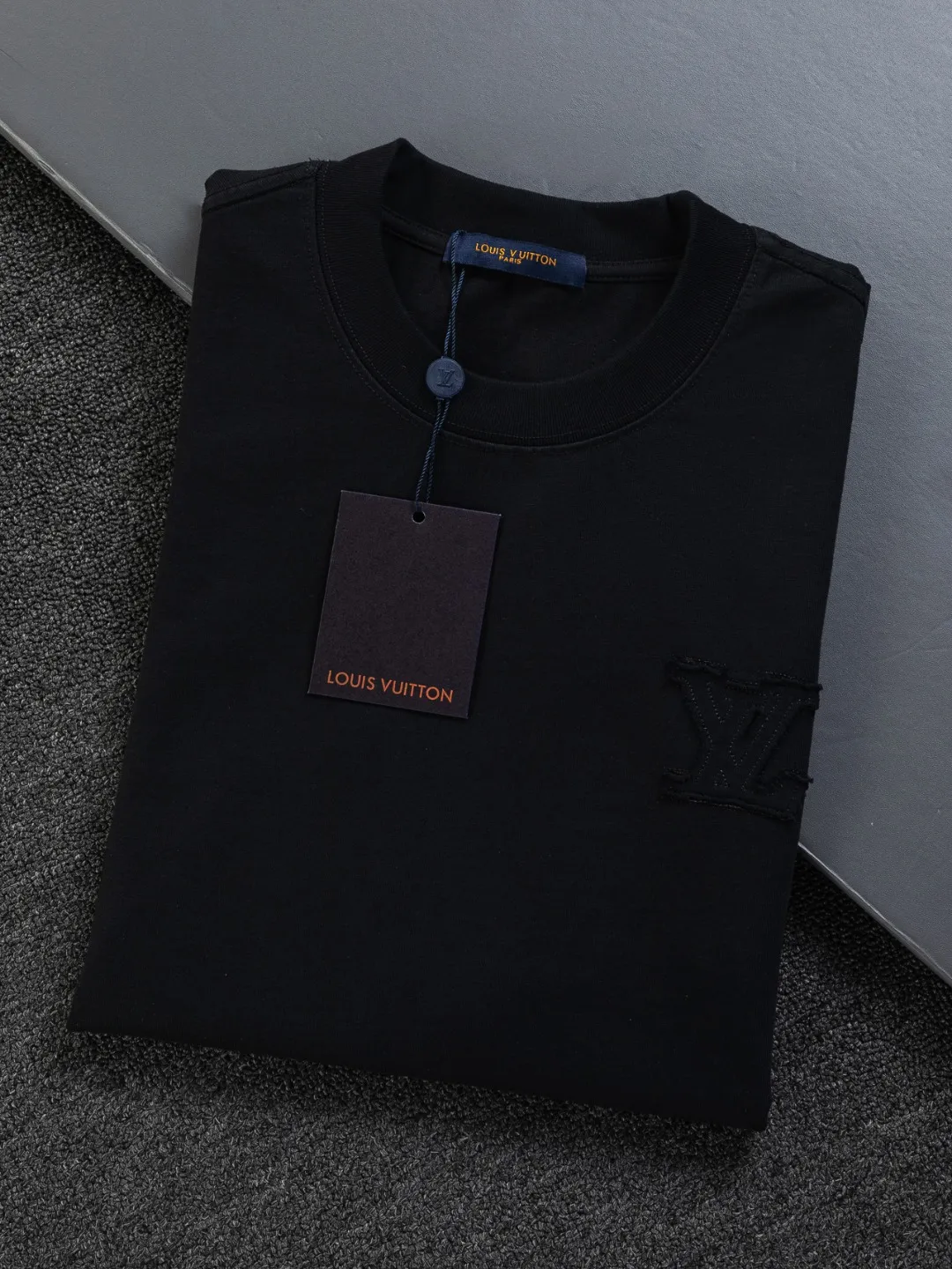 🅿️200 Louis Vuitton 1V LV lv slightly wide version S-XL LV 26ss new products are available at the counter simultaneously. Multiple craftsmanship. Chest patch letters 🪡 embroidery. Back patch letters four-leaf clover 🍀🪡 embroidery. Round neck short-sleeved T-shirt, same style for men and women! Consigned to one-to-one creation. Synchronized with the official website, pure cotton fabrics at the counter! It is close to the skin and comfortable, durable and easy to wear. It has a classic and simple logo design and meticulous original craftsmanship. Short-sleeves, a must-have item for men, do not appear to be the same for the general public, but must be unique and eye-catching. This LV short-sleeve is all about quality, comfort, the same shape and fashion as always, including fabrics and cutting techniques. All of them have been made with great effort! 320 grams of washed pure cotton fabric, pure cotton is breathable, very refreshing and comfortable for daily wear. The rib knitting on the neckline is smooth and tight, and the neckline will not be skewed if you toss it at will. The loose version, you will find that it looks really good on the upper body. The overall is minimalist and neat, super versatile for daily use! Pair it casually with a pair of pants for a youthful look. A T-shirt will make your outfit crazy. It is a fashionable item that can never go wrong! Color: Black White Size: S-XL Size chart: S: Shoulder width 50-Bust 56-Length 70 M: Shoulder width 52-Bust 57-Length 72 L: Shoulder width 54-Bust 59-Length 74 XL: Shoulder width 56-Bust 62-Length 76